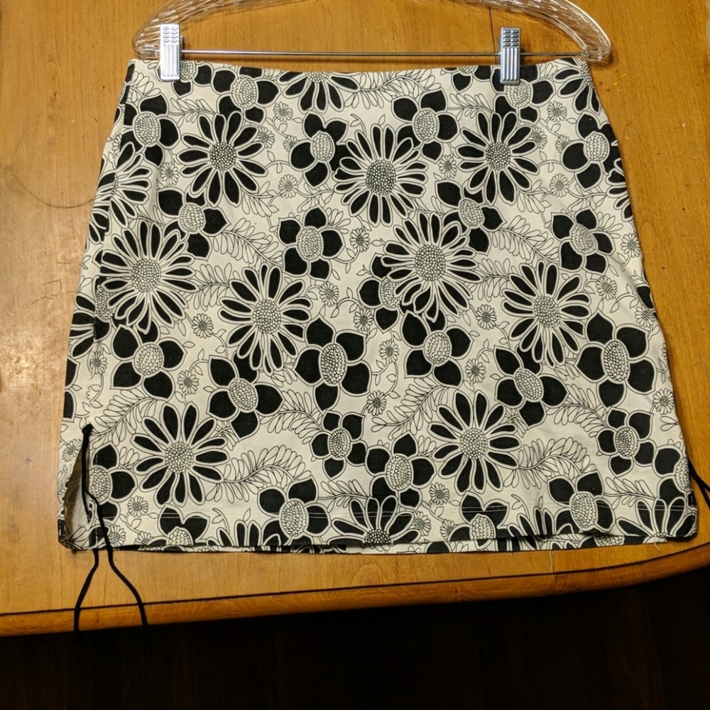 Black and White flowered pencil skirt Rue 21